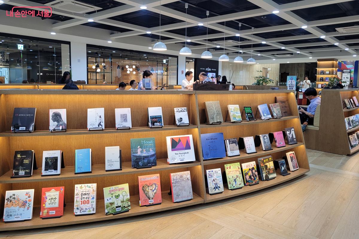 편안히 쉬어가며 책을 읽을 수 있는 세종라운지 서가 &copy;홍준서