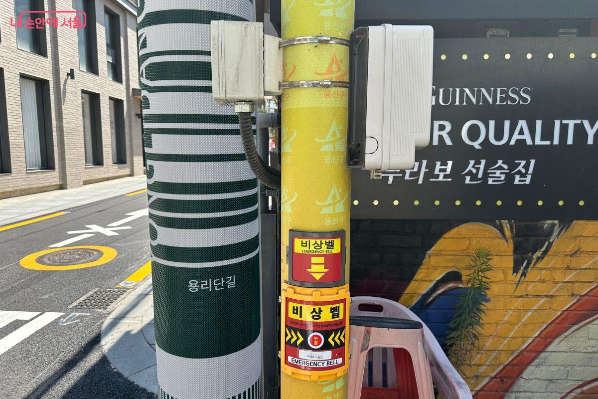 전봇대에 불법전단지를 붙이지 못하도록 용리단길을 강조한 보호대 &copy;김재형