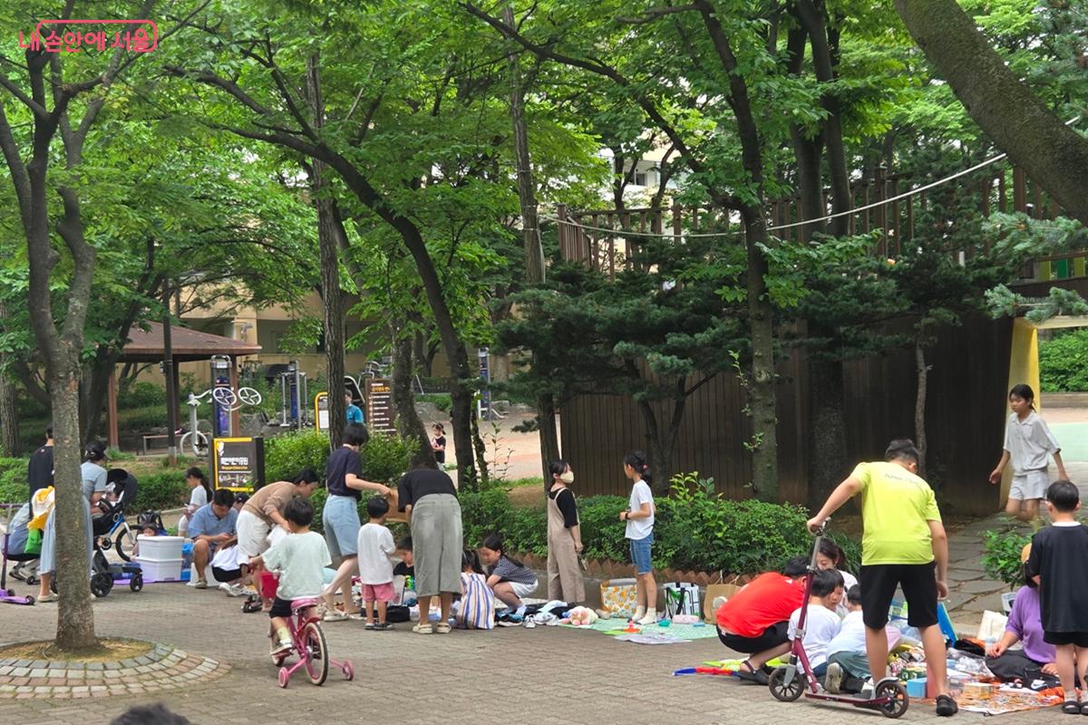 입주민들이 참여하는 '벼룩시장' 행사도 함께 진행되었다. &copy;박영실