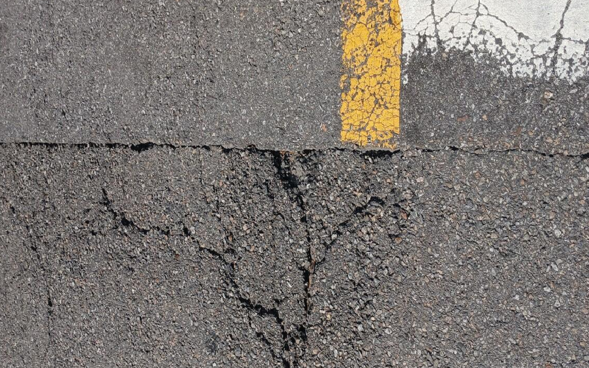 도로 위 안전을 위협하는 포트홀, 스마트불편신고 앱으로 알려요~