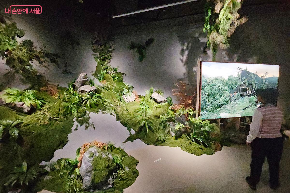 미술관 건립 과정에서 파생된 여러 요소를 이미지와 형태로 재구성한 전시작품 &copy;오도연