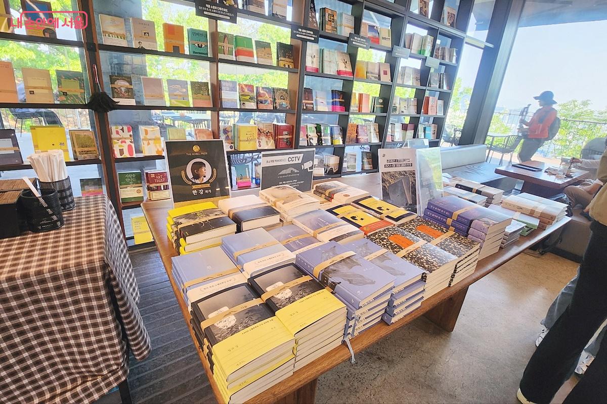초소책방에 구비된 도서들 ⓒ박은영