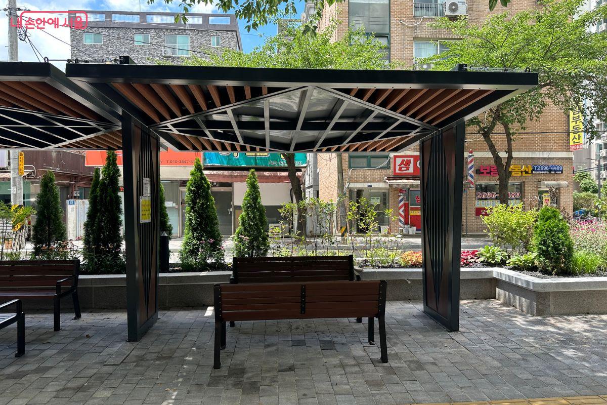 태양 경로당 앞에는 벤치를 새롭게 설치했다. ©김재형