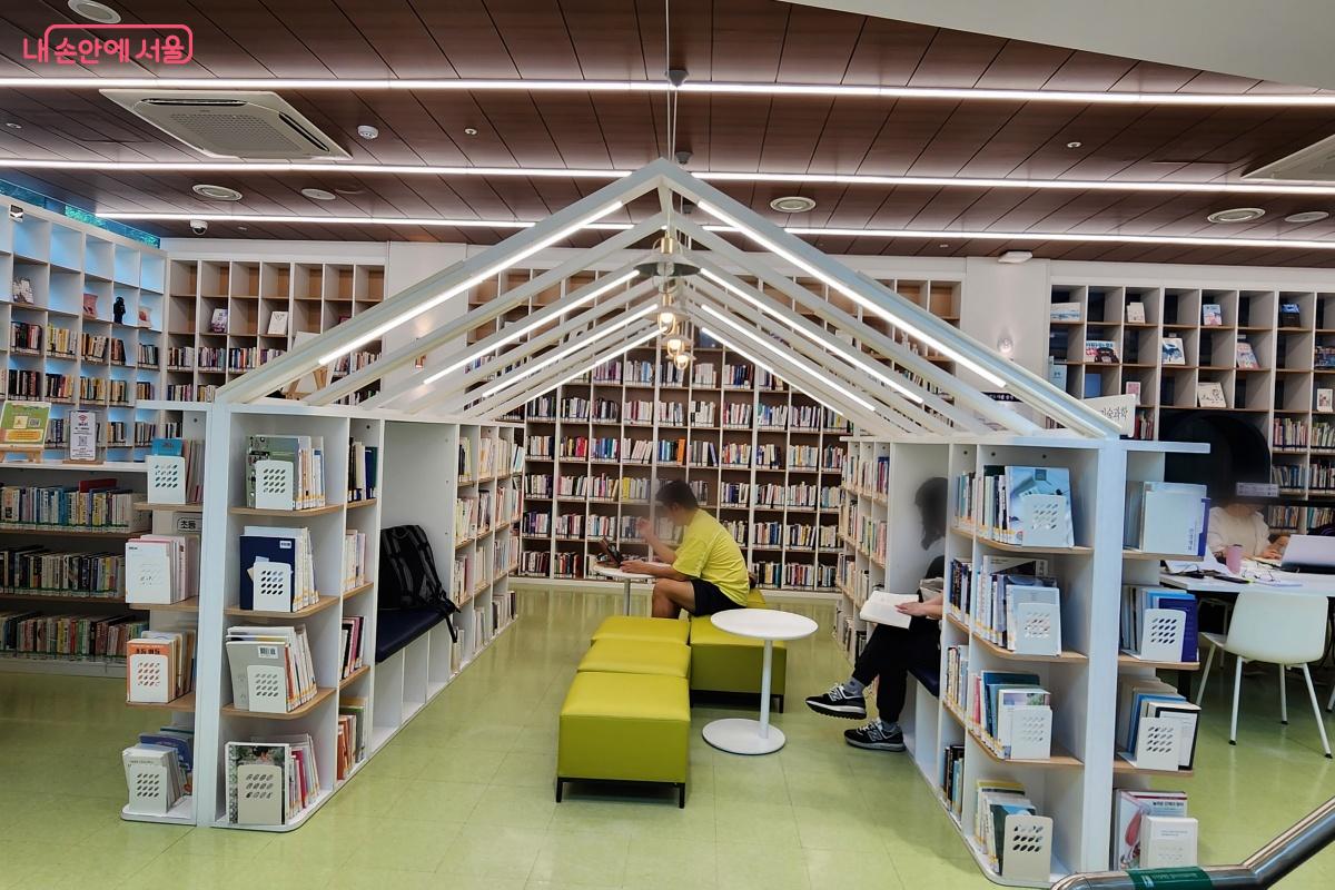 누구나 앉고 편하게 앉아 편하고, 자유롭게 쉬어간다. ©김미선