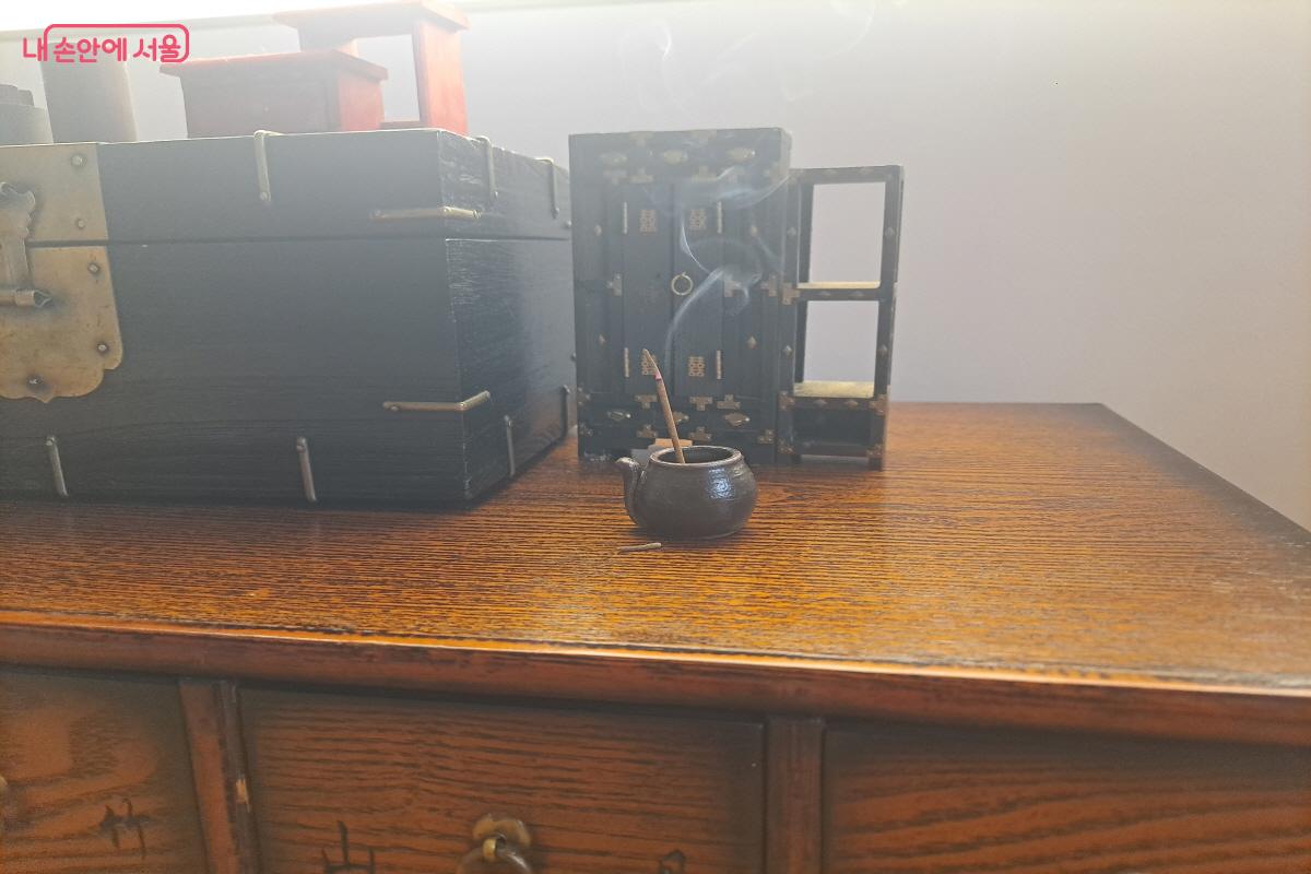 체험을 하는 동안 방 안을 가득 채운 인센스 향기 ⓒ이영섭