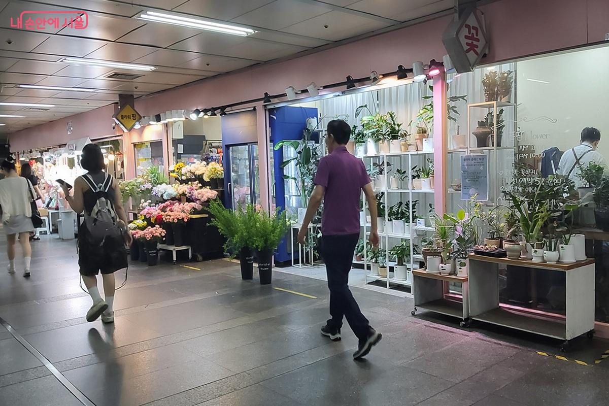 지하상가 내 수국, 난, 장미 등 다양한 꽃을 판매하는 꽃 매장 ©이상돈