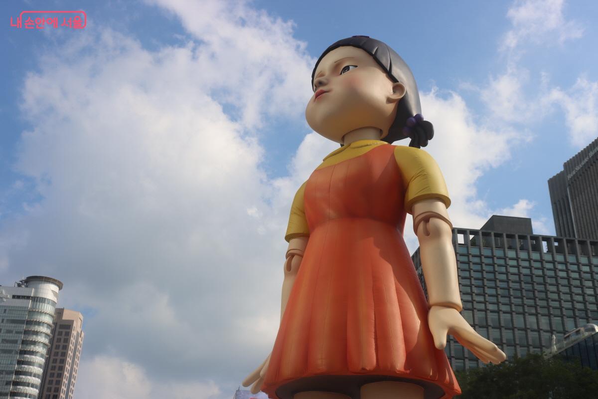 광화문광장에 등장한 <오징어 게임> 속 영희 모습 ©조수연