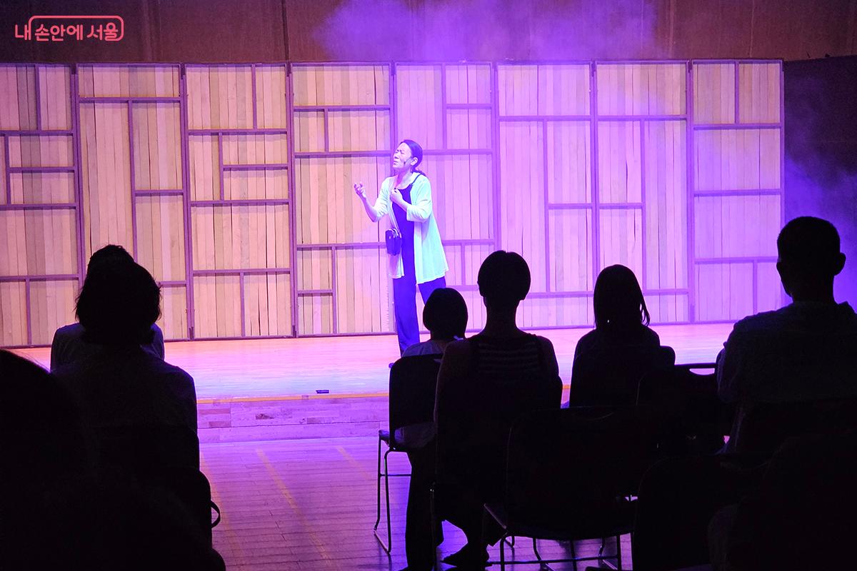 주인공 여배우의 한 맺힌 독백의 관객들의 심금을 울린다. ©이혜숙