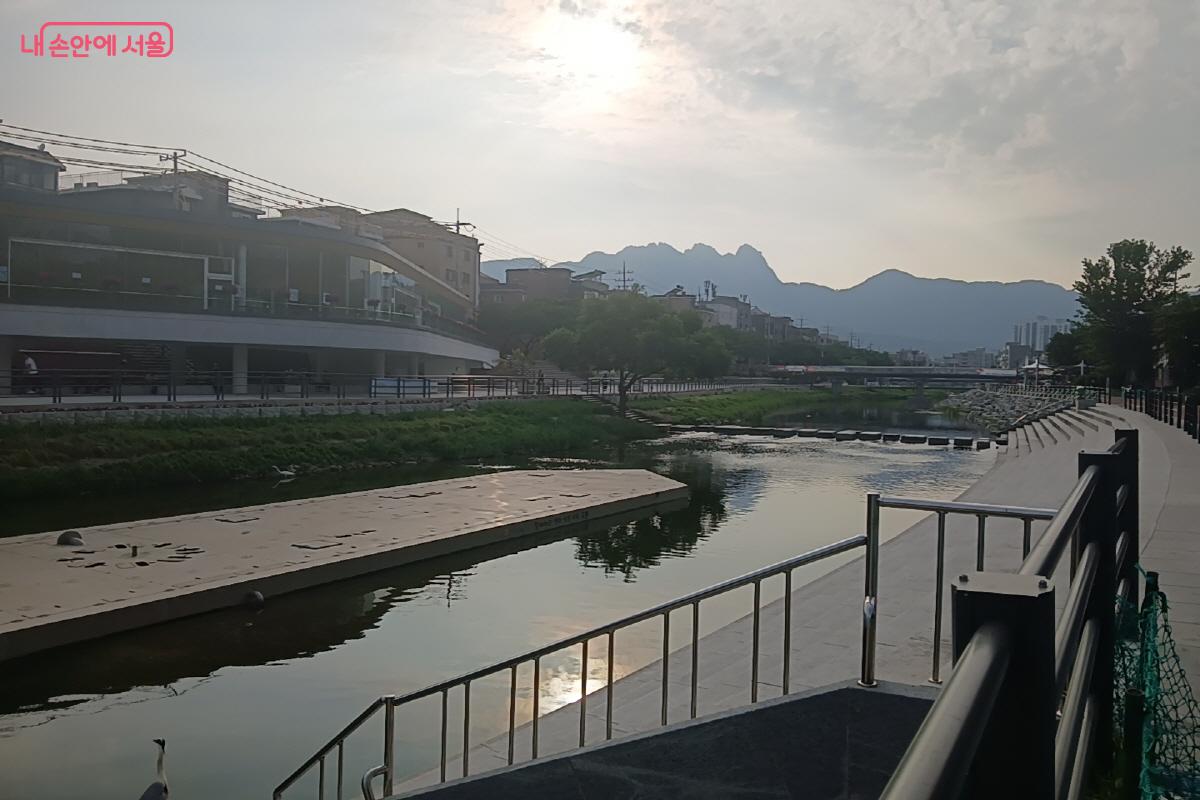  북한산과 잘 어우러진 우이천 &copy;최은영 