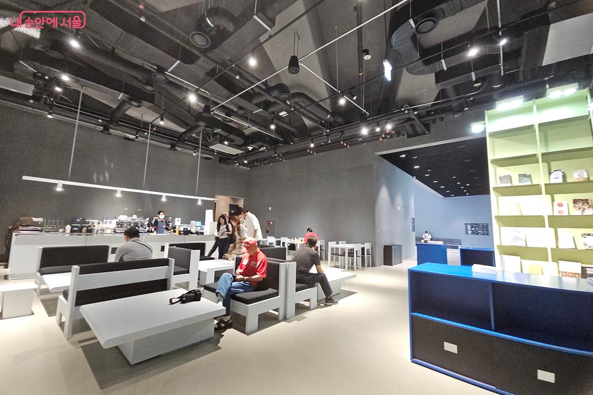 사진관련 도서를 읽으며 휴식을 하고 음료도 마실수 있는 1층 카페 &copy;오도연