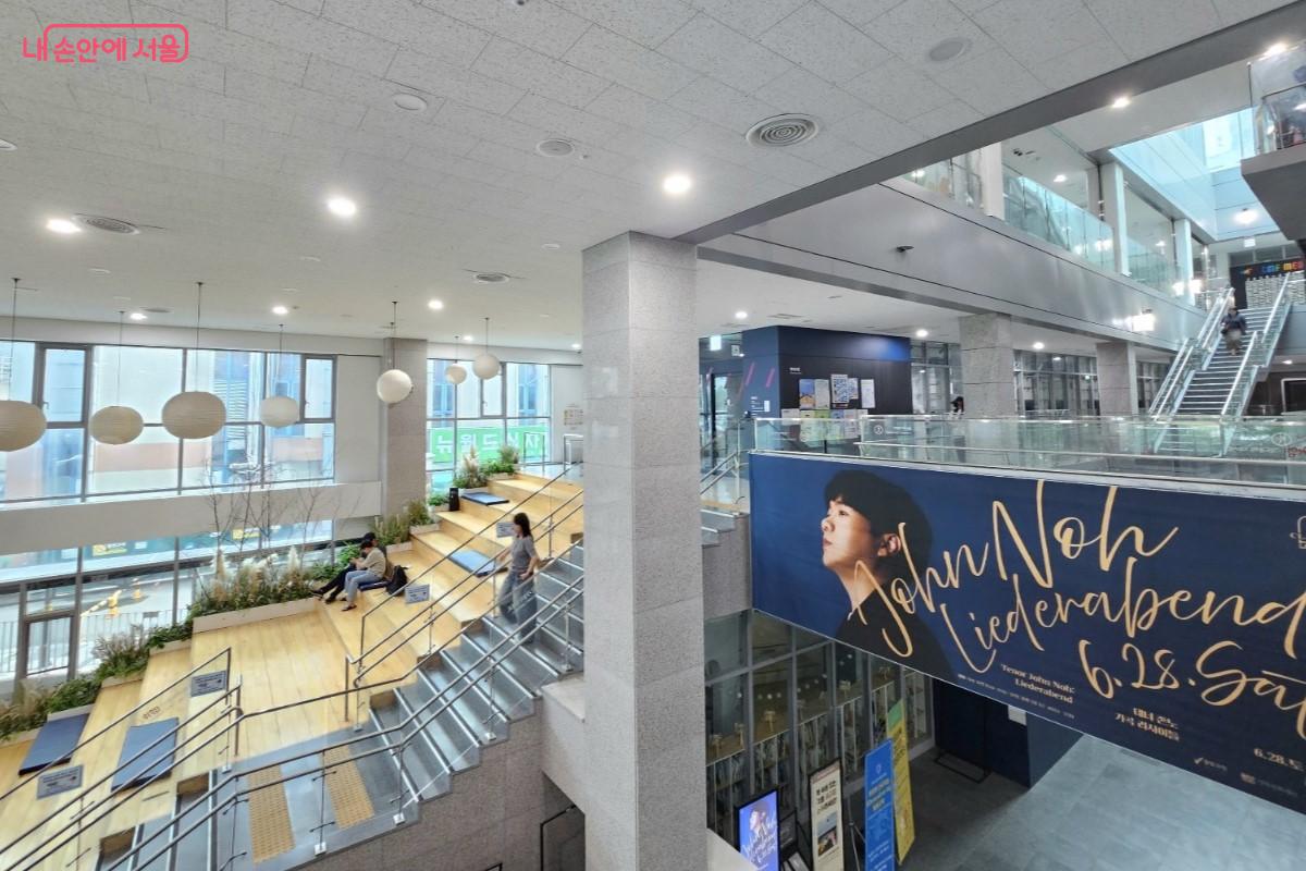 문화와 미디어의 중심적인 역할을 하고 글빛도서관 &copy;최정윤