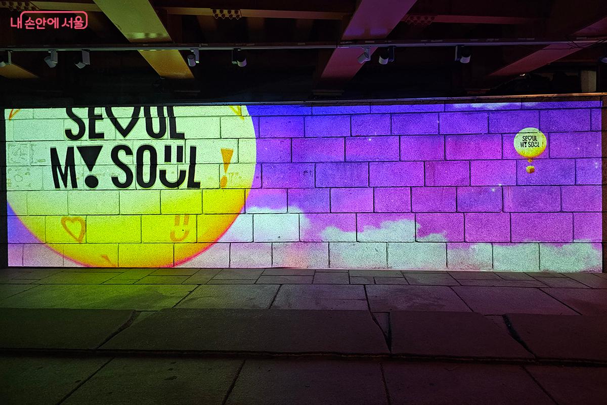 갤러리 내부에는 청계천 수면에서 비친 영상이 벽면으로 확장되어 감싸 듯 투사되어 마치 내가 작품 안으로 들어간 듯한 착각에 빠진다. ©정향선