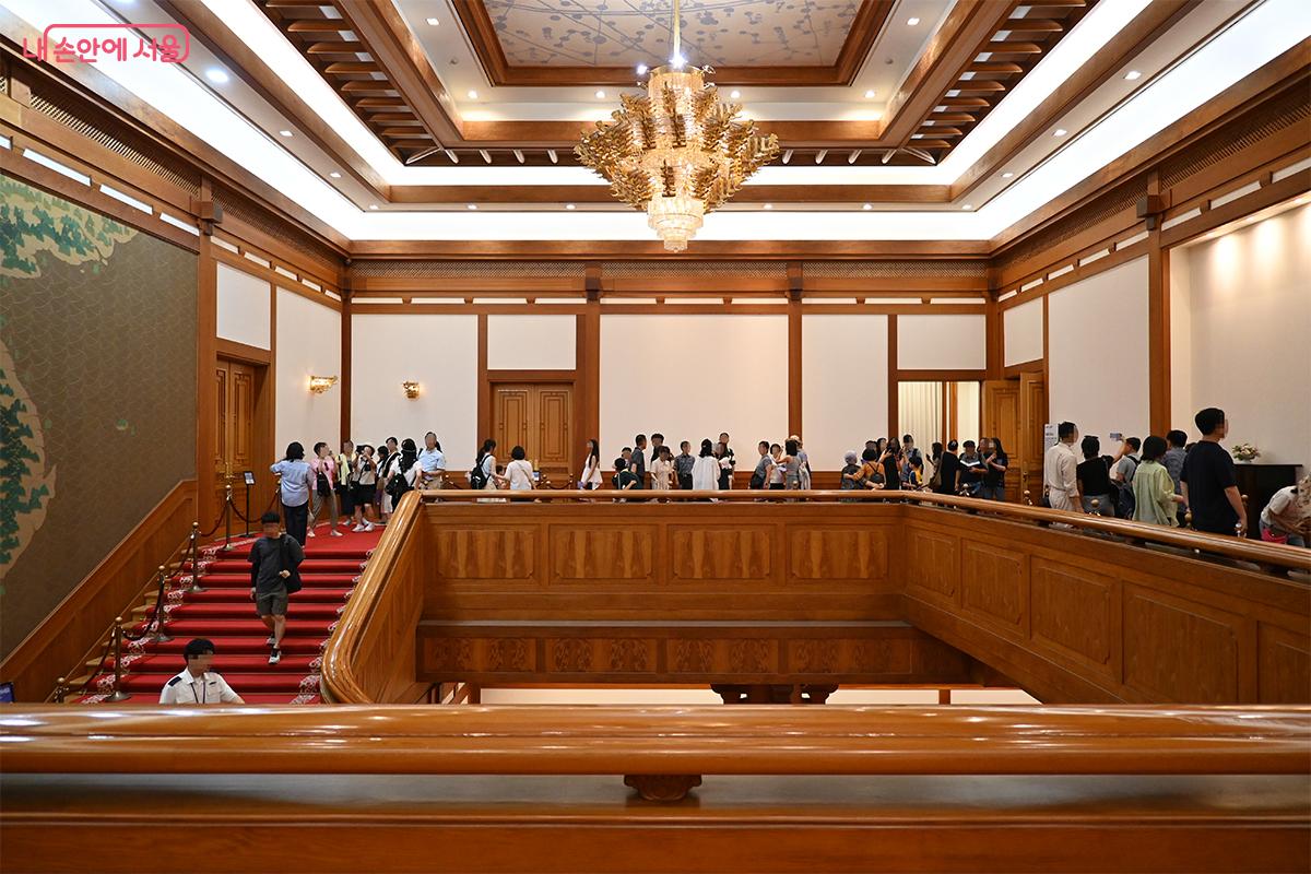 본관 2층에서 질서를 지키며 내부를 둘러보고 있는 시민들 &copy;권주경