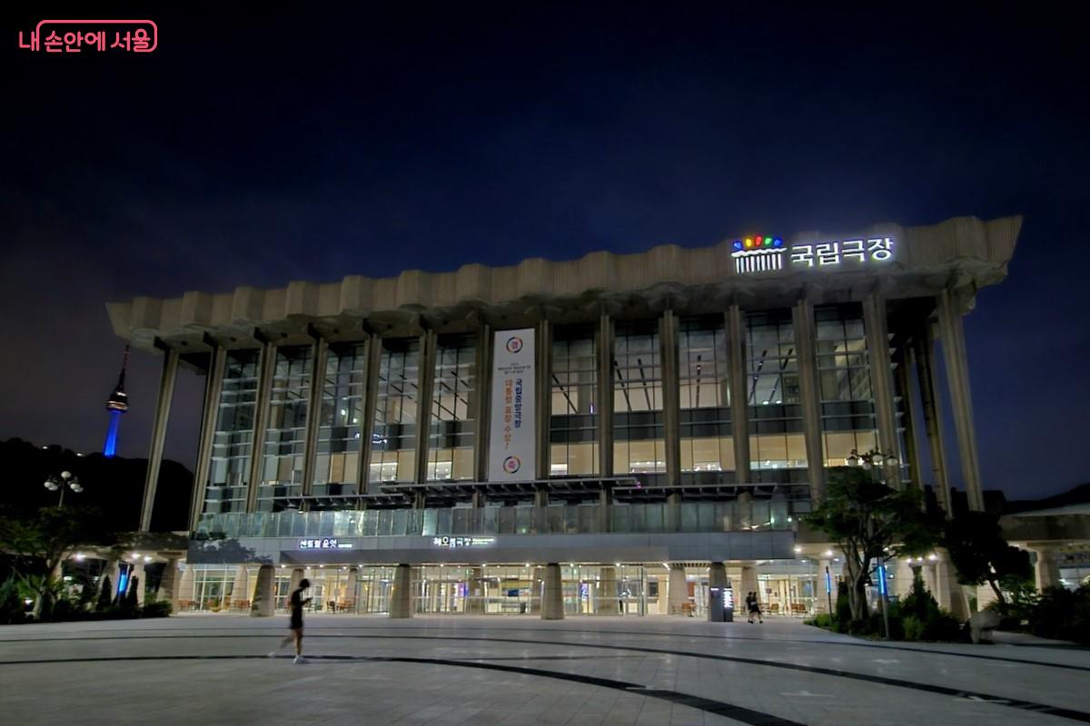 산책하거나 달리거나 다양한 이유로 시민들이 찾고 있는 국립극장 &copy;최정윤