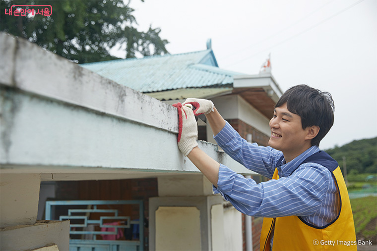 서울시가 저소득층의 열악한 주거환경을 개선하는 '희망의 집수리' 하반기 사업에 참여할 350가구를 모집한다.