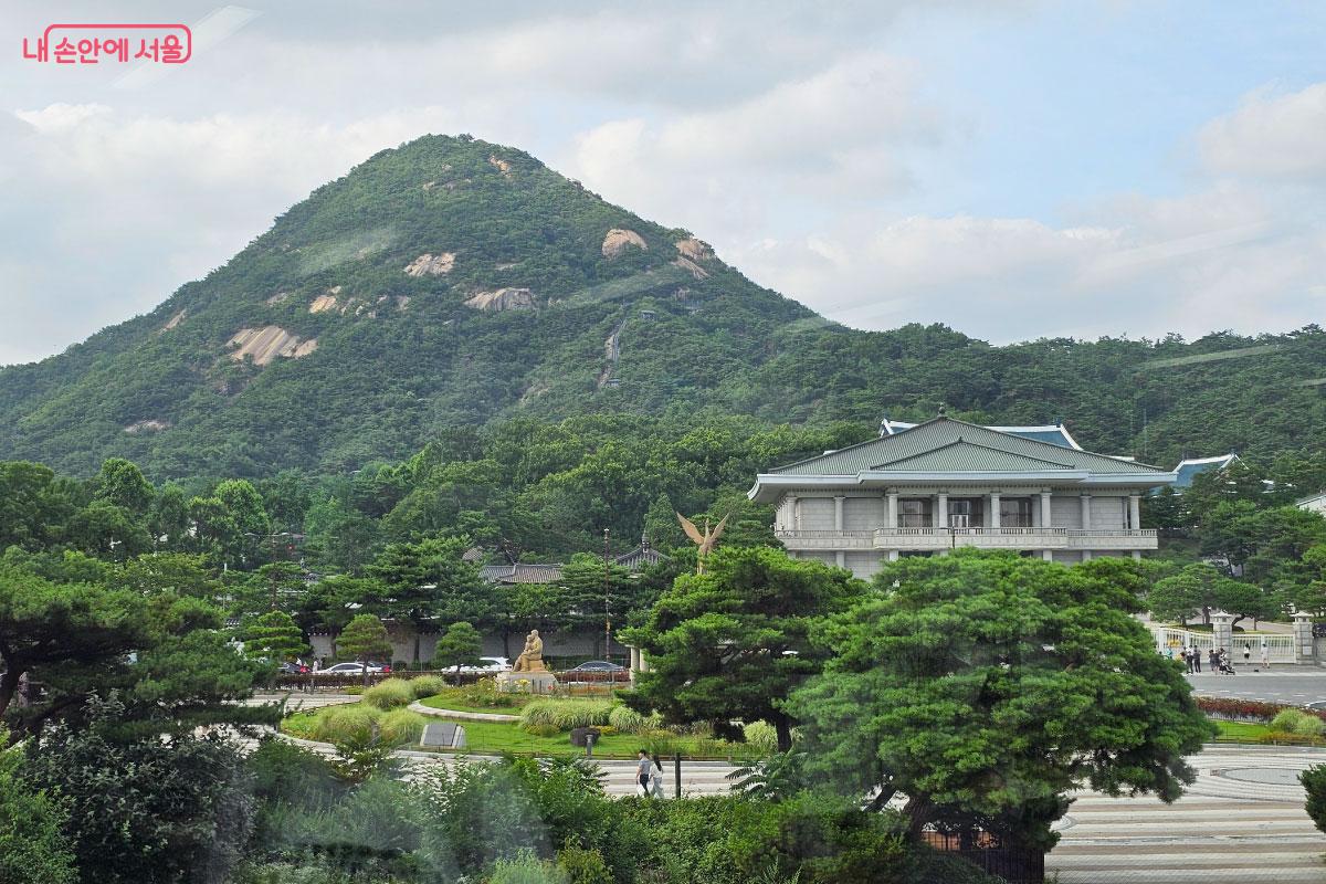 북악산과 청와대 뷰를 시원하게 볼 수 있다. ©홍혜수