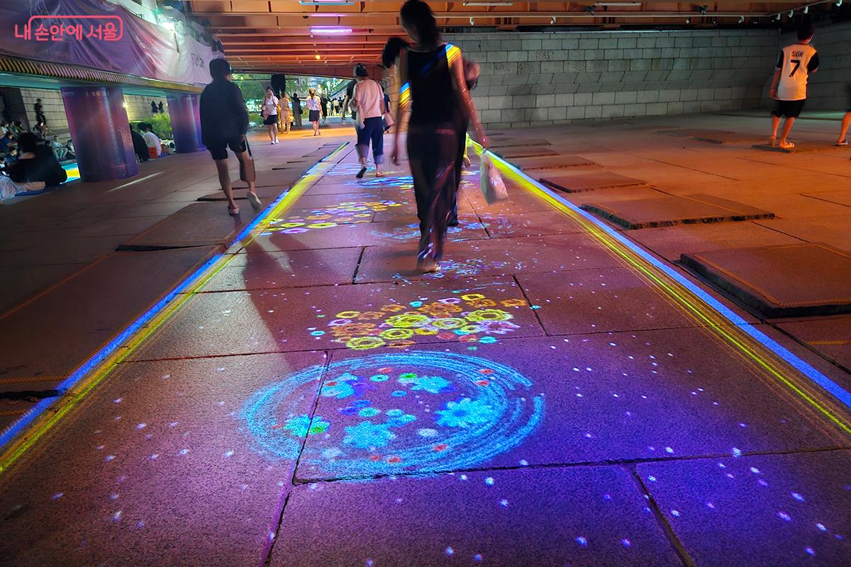 광교갤러리에 들어서면 관람객의 움직임에 반응하는 '인터랙티브 아트' 전시가 보는 즐거움을 더해준다. ©정향선