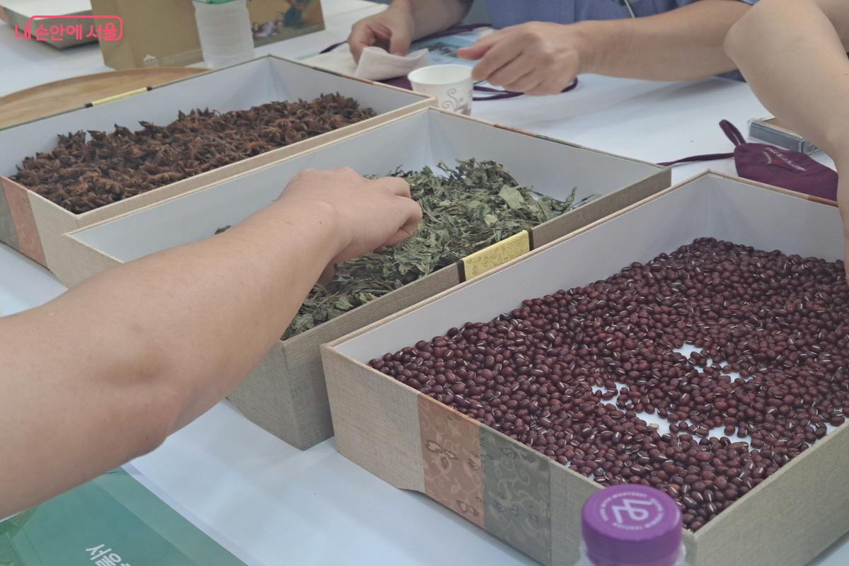 온열 안내에 넣을 팥, 박하, 팔각 등 내용물이 준비돼 있다. ⓒ이영섭