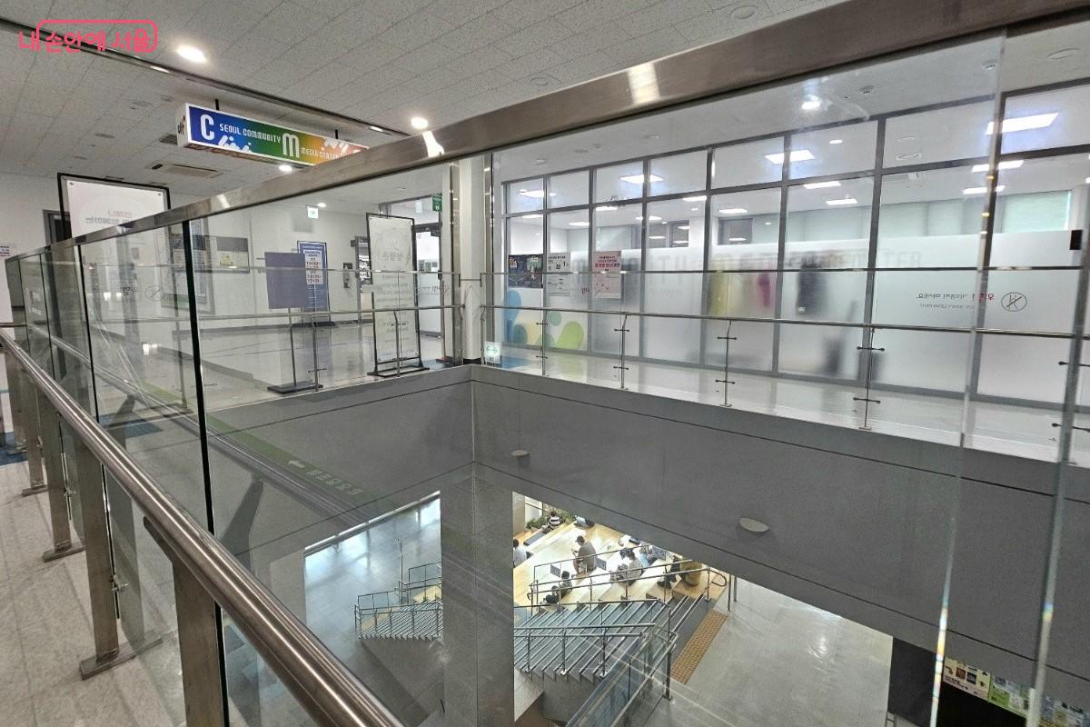 서울시청자미디어센터 2층에서 내려다본 1층 독서계단 &copy;최정윤