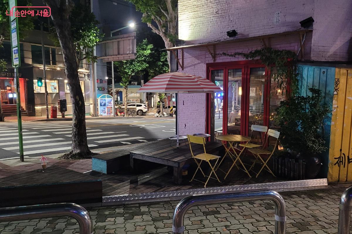 야외 삼각형 테라스 공간 &copy;박미선