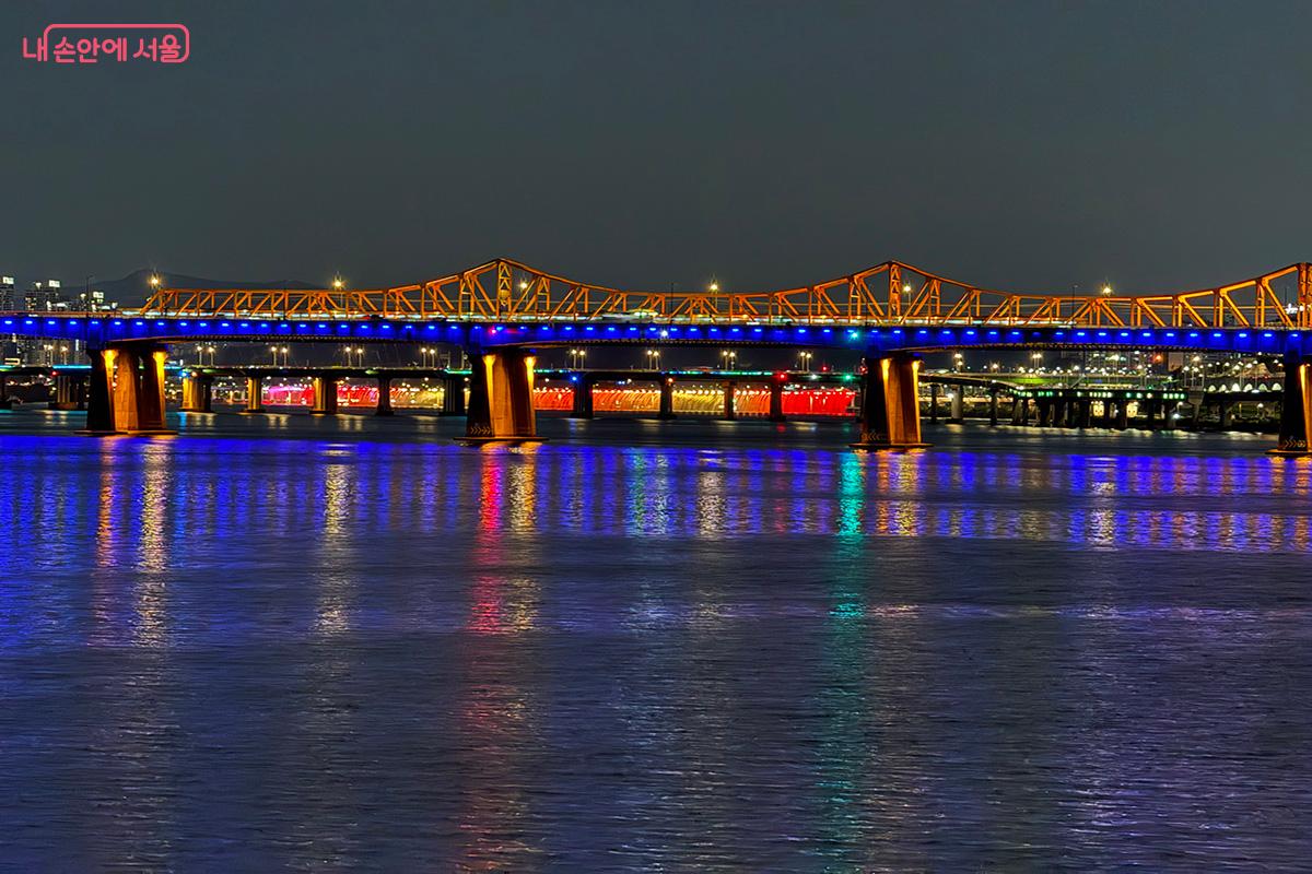 동호대교에서부터 한남대교, 동작대교의 불빛까지 한눈에 보인다. ©김미정