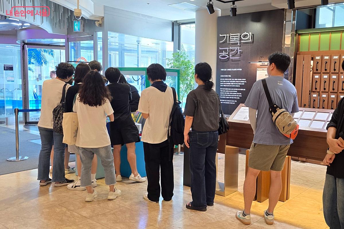 금세 줄이 길어졌다. ©김윤경