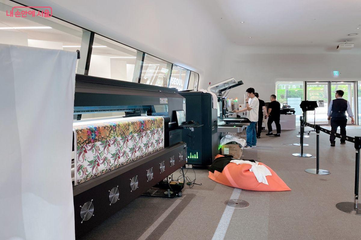행사장 입구에서 티셔츠에 프린팅 하고 있는 모습을 바로 볼 수 있었다. ©노윤지