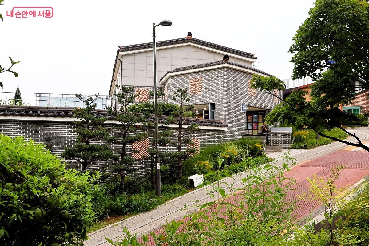 고풍스러운 성곽길 옆 숲 속에 자리한 다산성곽도서관 ©이봉덕