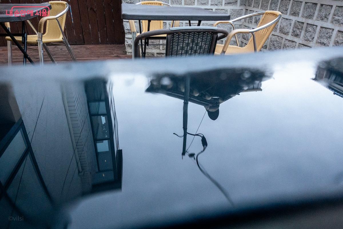 고인 빗물에 투영된 한옥 지붕을 보니 멋스럽다. &copy;이진형