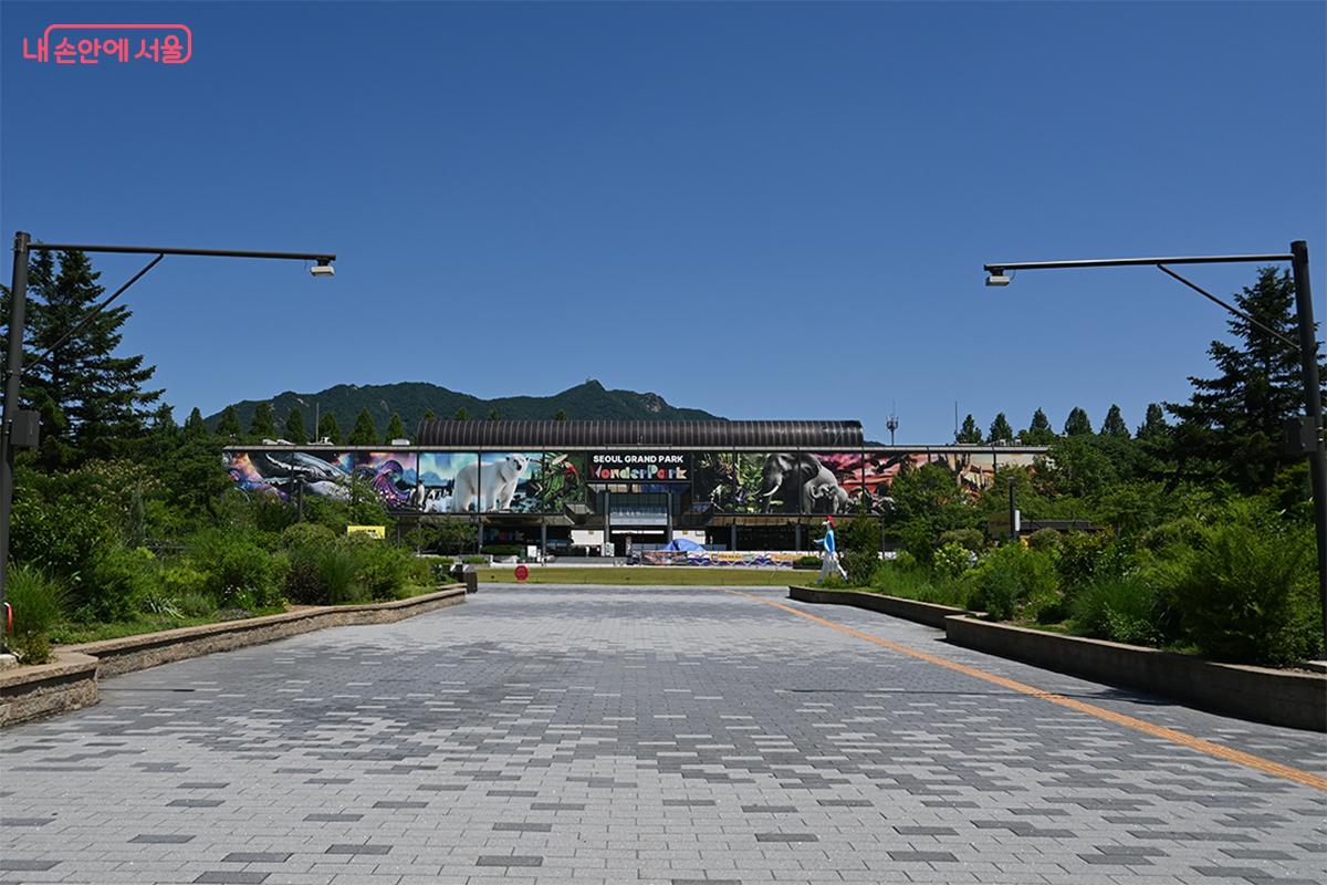 지하철 4호선 대공원역에 내리면 코끼리열차 타는 입구가 정면으로 보인다. &copy;권주경