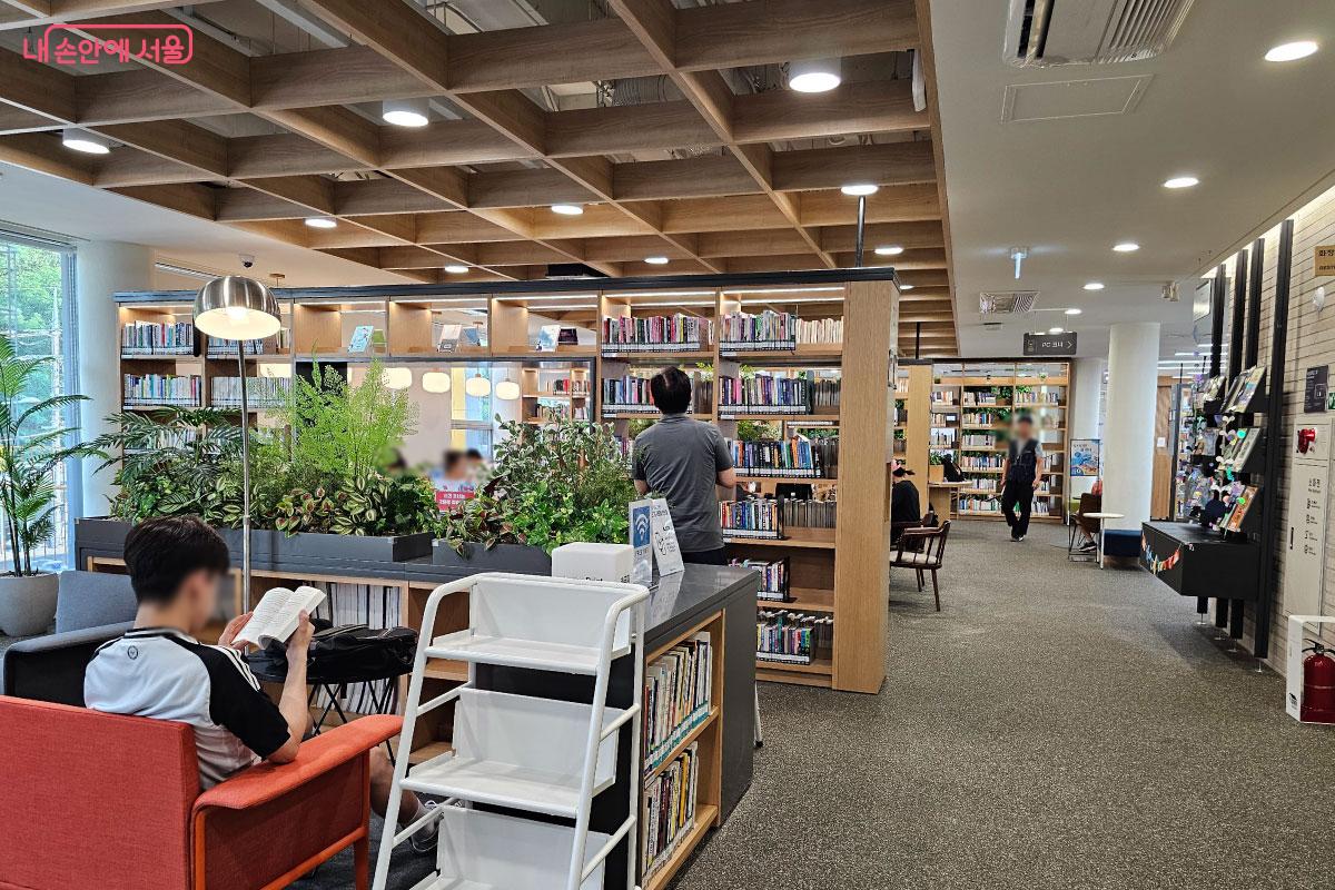 3층 생각서재에는 일반 책, 신문, PC까지 구비되어 있다. ©홍혜수  