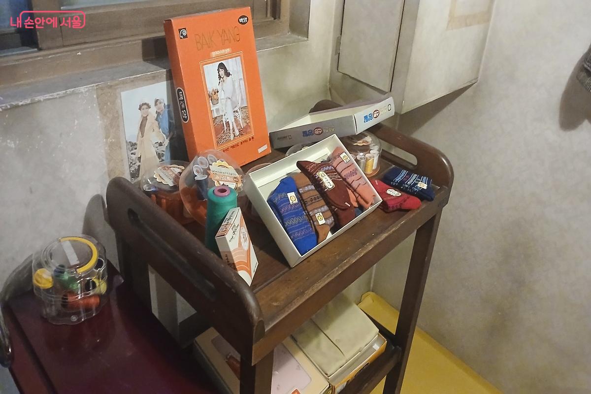 작은 선반 위에 놓인 양말, 반짓고리 등의 모습 &copy;유지민