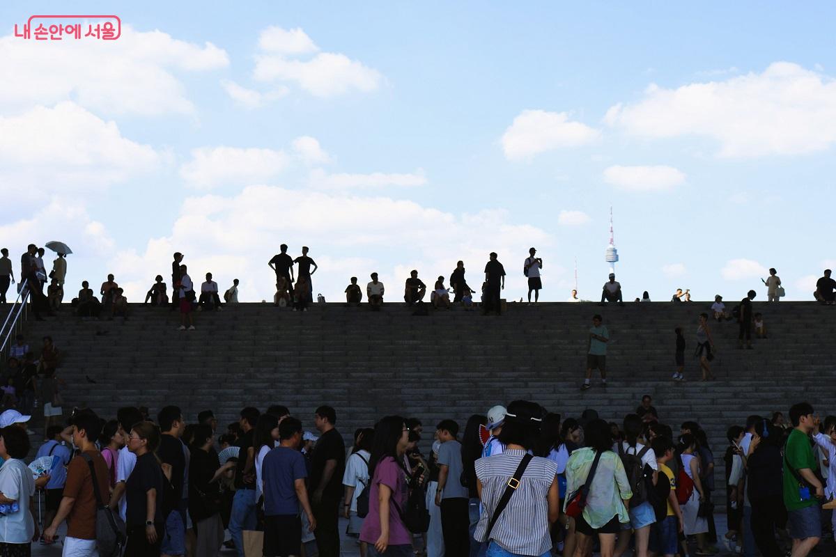 방문객들이 계단으로 올라가 시원한 바람을 맞으며 서울 풍경을 바라보고 있다. ©이봉덕
