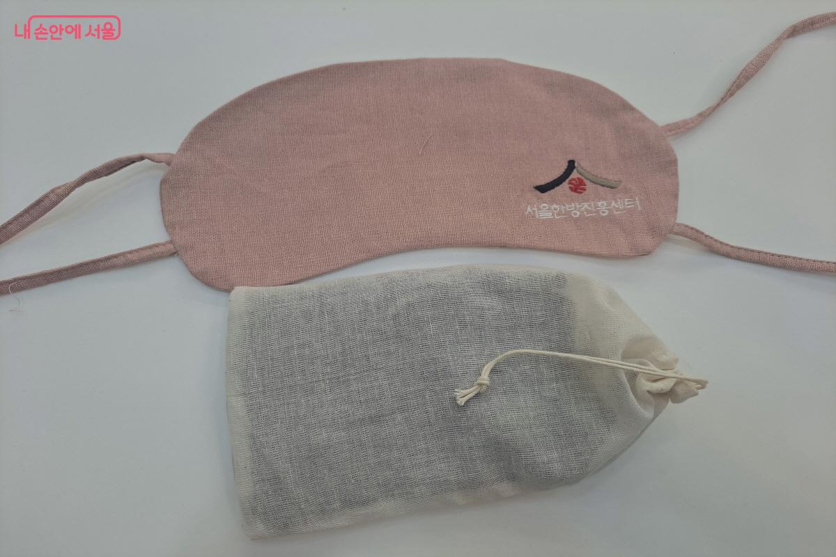 약재가 든 주머니를 안대 천에 넣어주면 된다. ⓒ이영섭