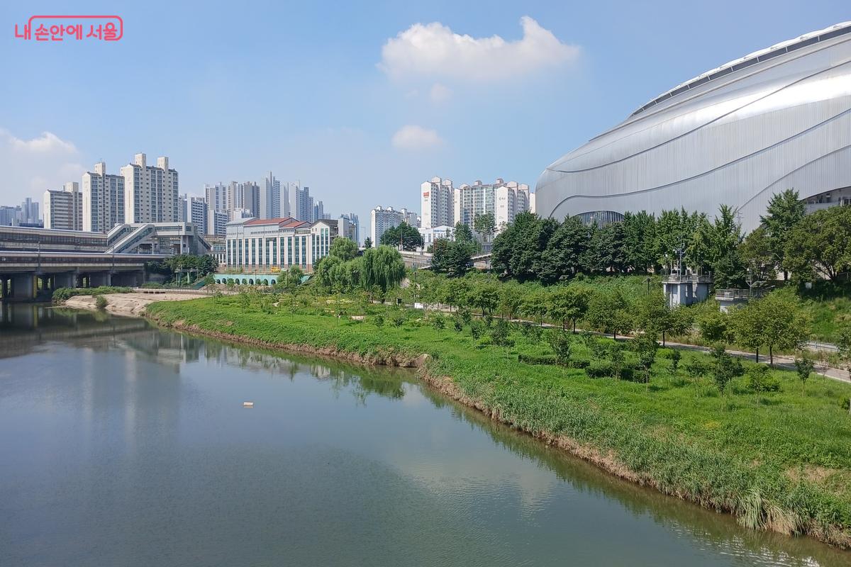 고척스카이돔 방향으로 바라본 안양천 &copy;유지민