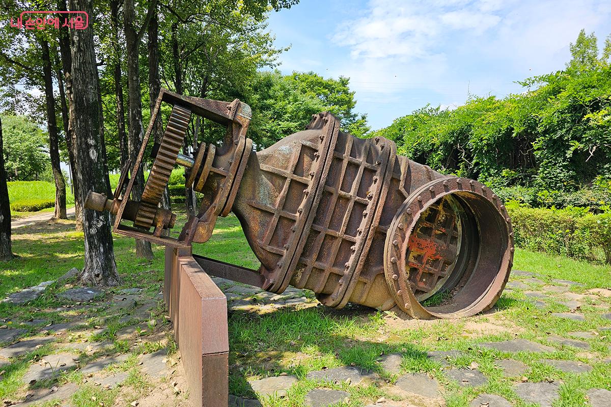 당시 많은 빗물 유입 시 내부에 있는 빗물을 한강으로 방류할 때 사용했던 우수(빗물)방류 밸브가 전시되어 있다. ©이혜숙