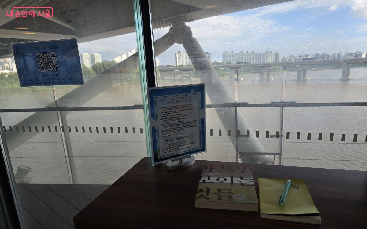 각자의 방식으로 온전히 즐길 수 있는 광진교 8번가를 여름 ‘물멍’ 피서지로 추천한다. ©염지연