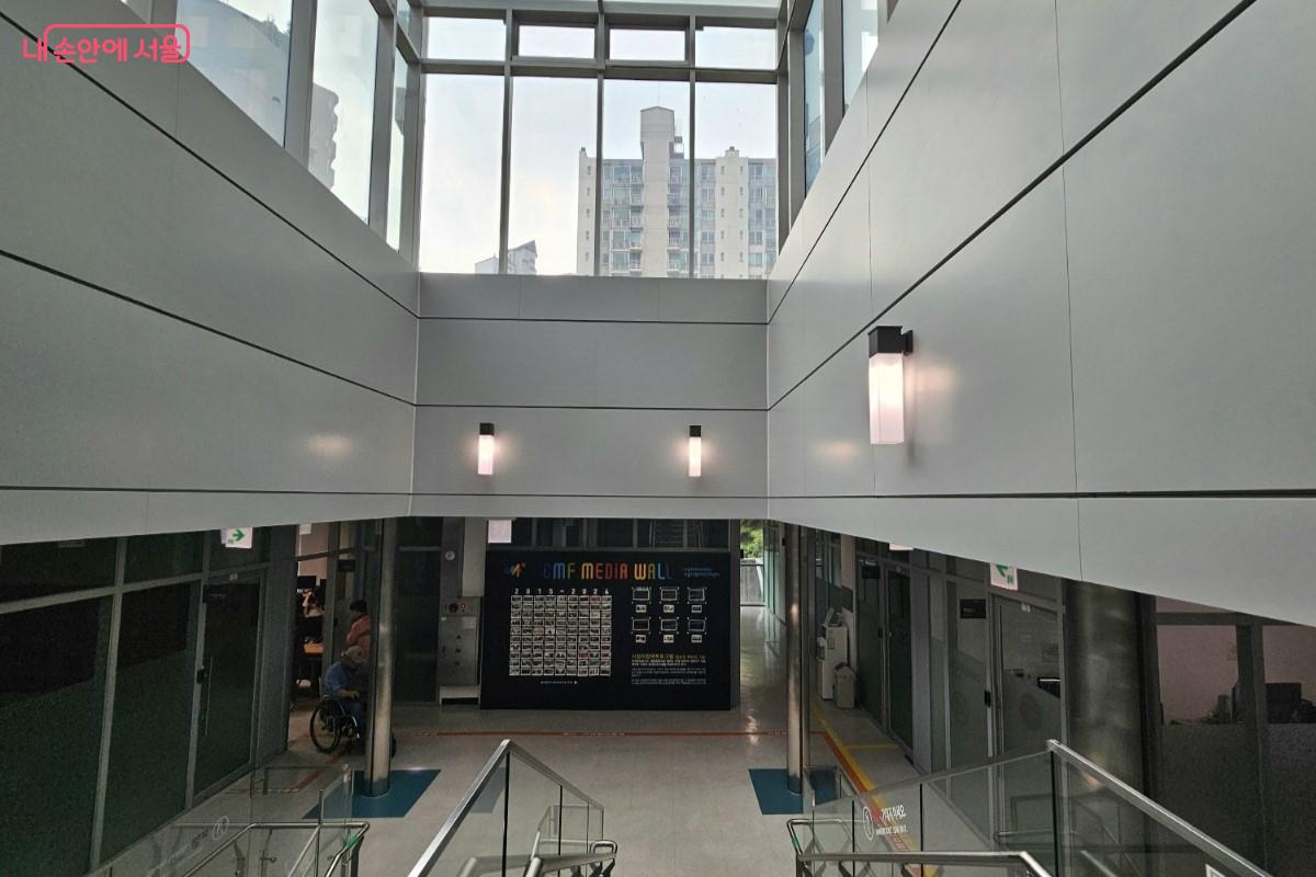 녹음실, 편집실, 1인 제작실, 강의실, 회의실 등 다양한 공간으로 구성되어 있다. &copy;최정윤