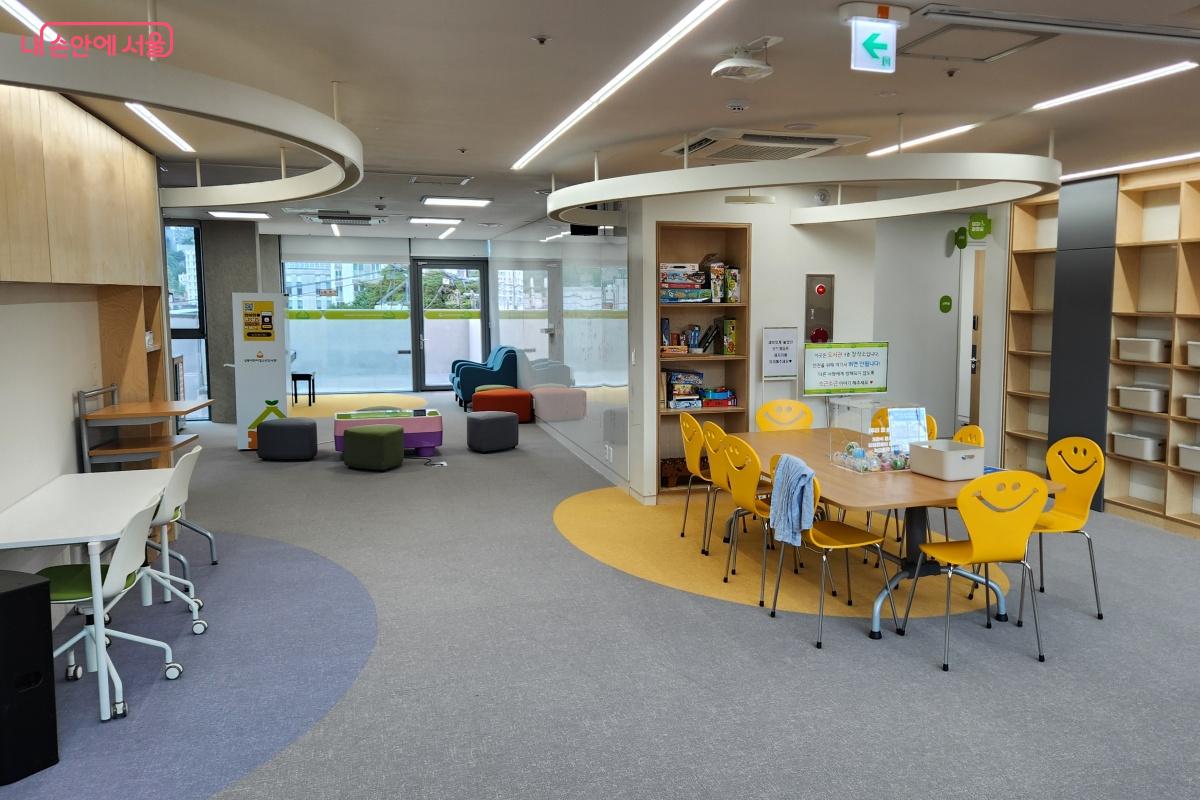 인생네컷을 찍을 수도 있고, 여러 가지 보드게임을 즐길 수도 있는 3층 창작소 &copy;김미선