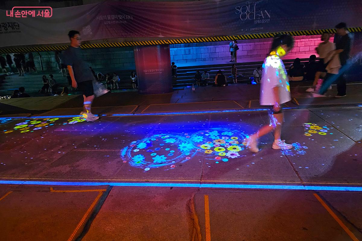 산책로에는 관람객의 움직임에 따라 반응하는 인터랙티브 미디어아트가 펼쳐진다. &copy;백승훈