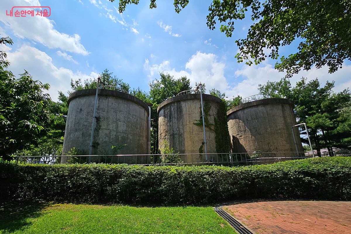 1978년부터 2000년까지 정수장으로 이용되었는데 그때 사용하던 정수탑이 아직도 남아있다. ©이혜숙