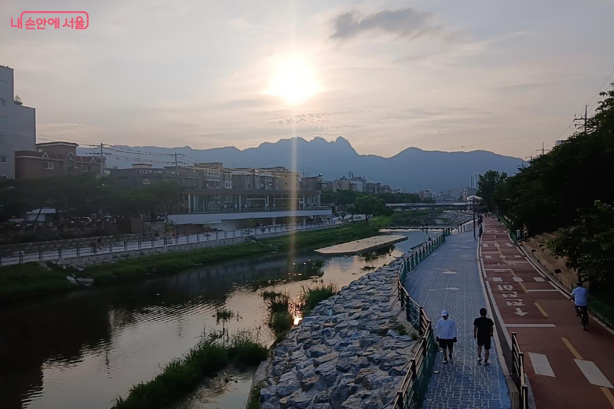 자연과 도시가 조화를 이루는 쉼터 우이천 &copy;최은영 