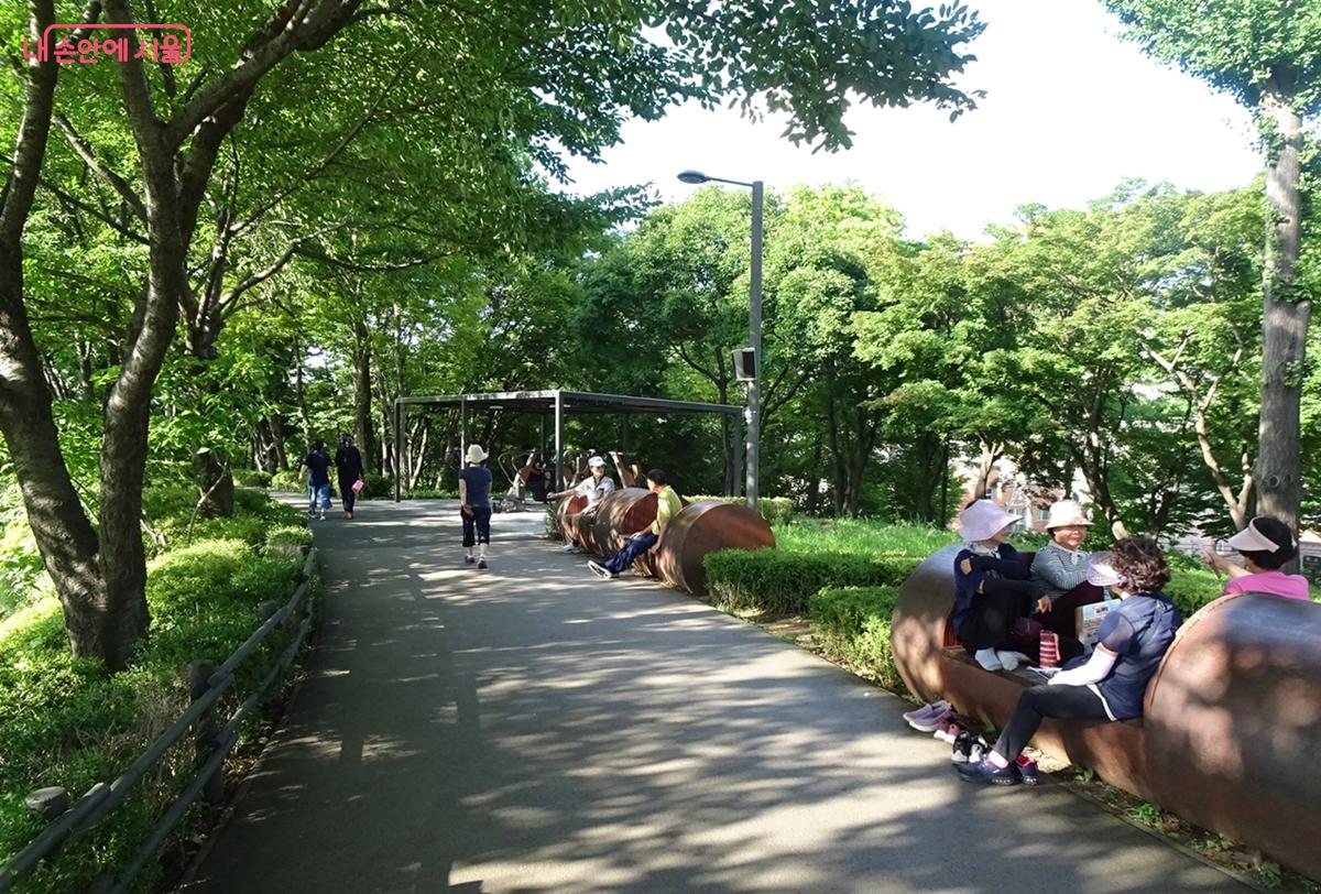 나무 그늘 시원한 호숫가 산책길이 조성되어 있다. ©김종성