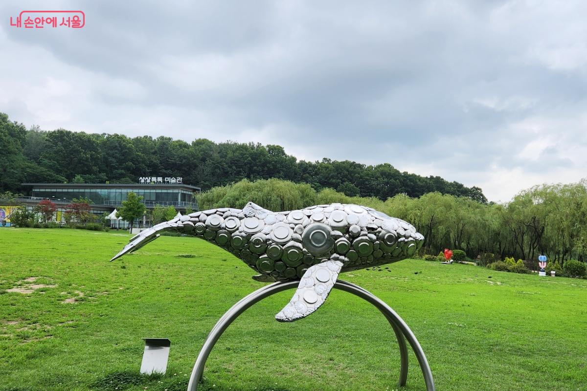 시민들의 일상 공간에서 자연스럽게 공공미술을 감상할 수 있는 기회를 제공한다. ©김미선