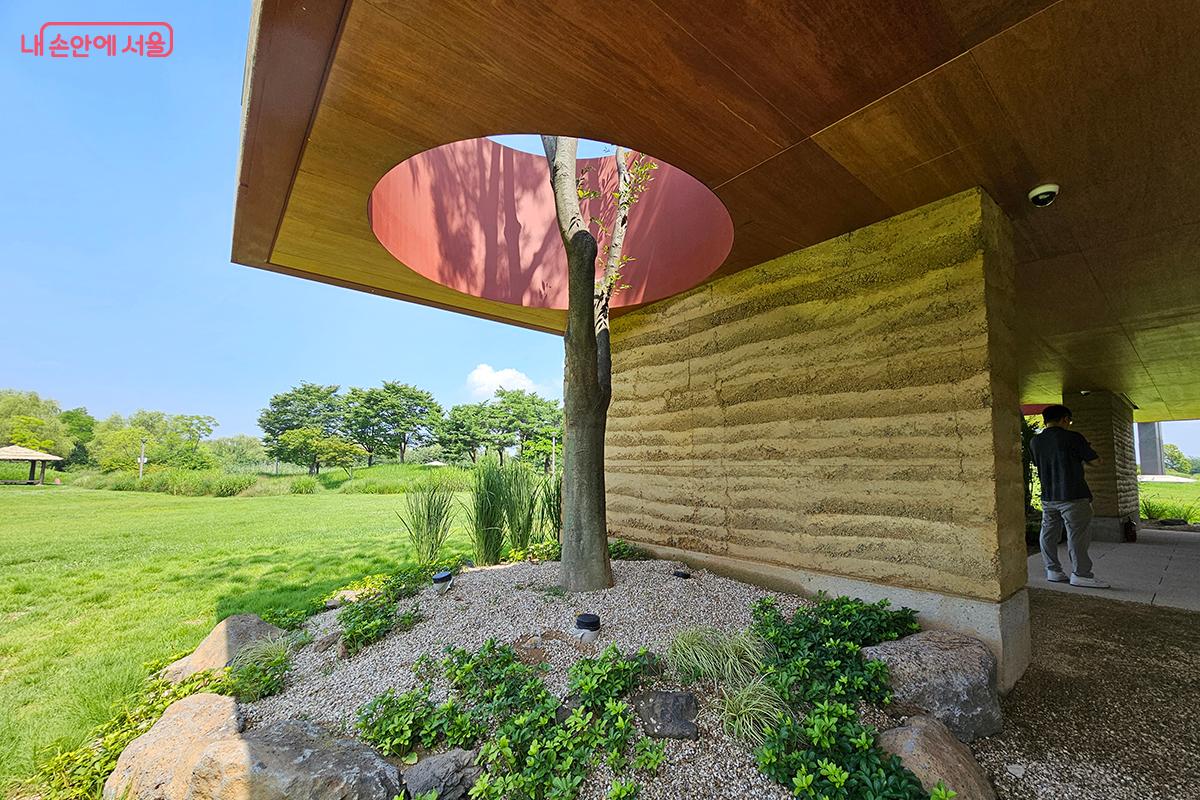 지붕의 구멍으로 벽을 따라 흘러내리는 빛과 바람이 아름다운 조화를 이룬다. ©이혜숙