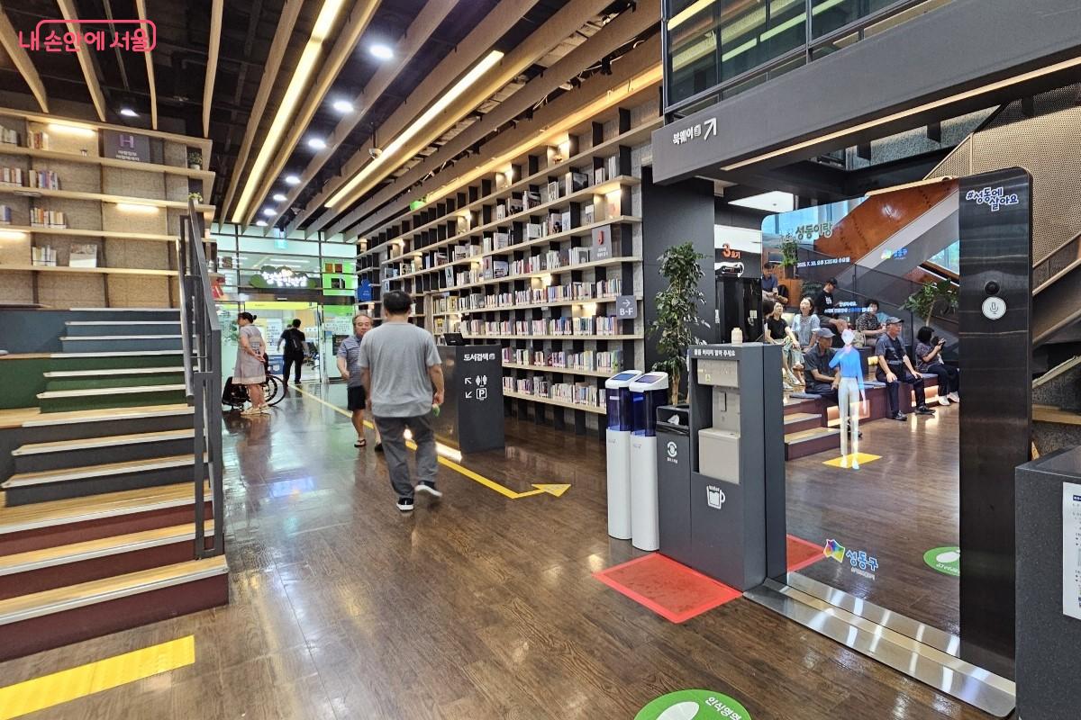 사방이 미로처럼 도서관으로 꾸며진 성동책마루도서관 &copy;최정윤
