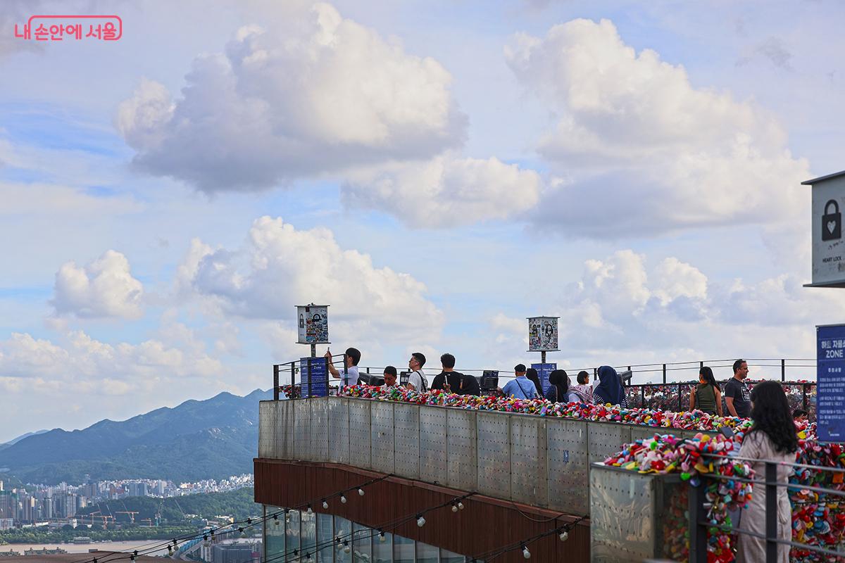 서울의 풍경을 보기 위해 남산에 오른 관광객들을 만날 수 있다. ©김주연