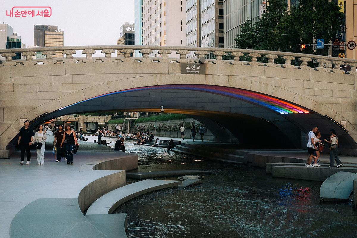 도심 속 수변 공간의 매력을 보여주는 청계천 상류 풍경 ©김아름