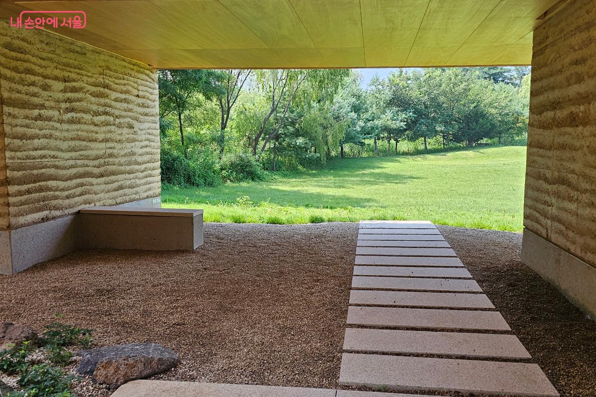 돌계단을 통해 바깥의 푸른 정원으로 이어지는 출구를 나오면서 작품 투어가 끝난다. ©이혜숙