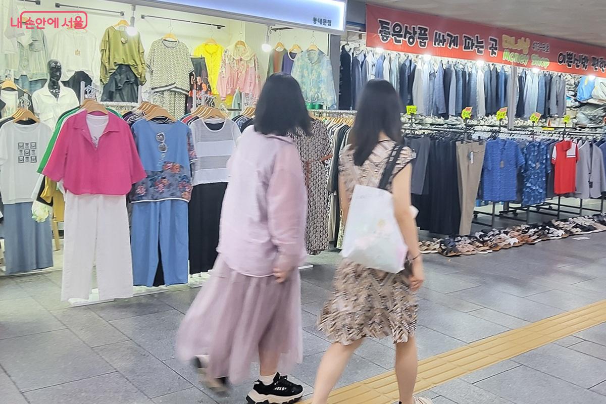 다양한 패션에 시선을 붙잡는 의류 매장 ©이상돈